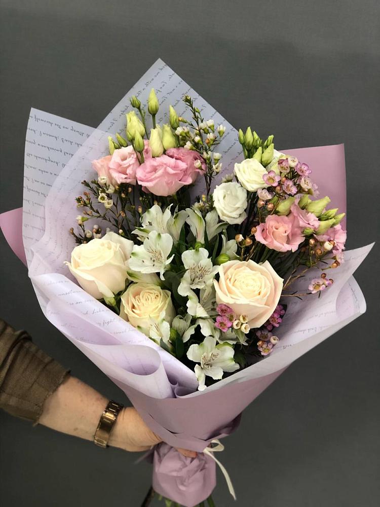 Букет цветов из: Альстромерии, Розы и Лизиантусы в Свирске