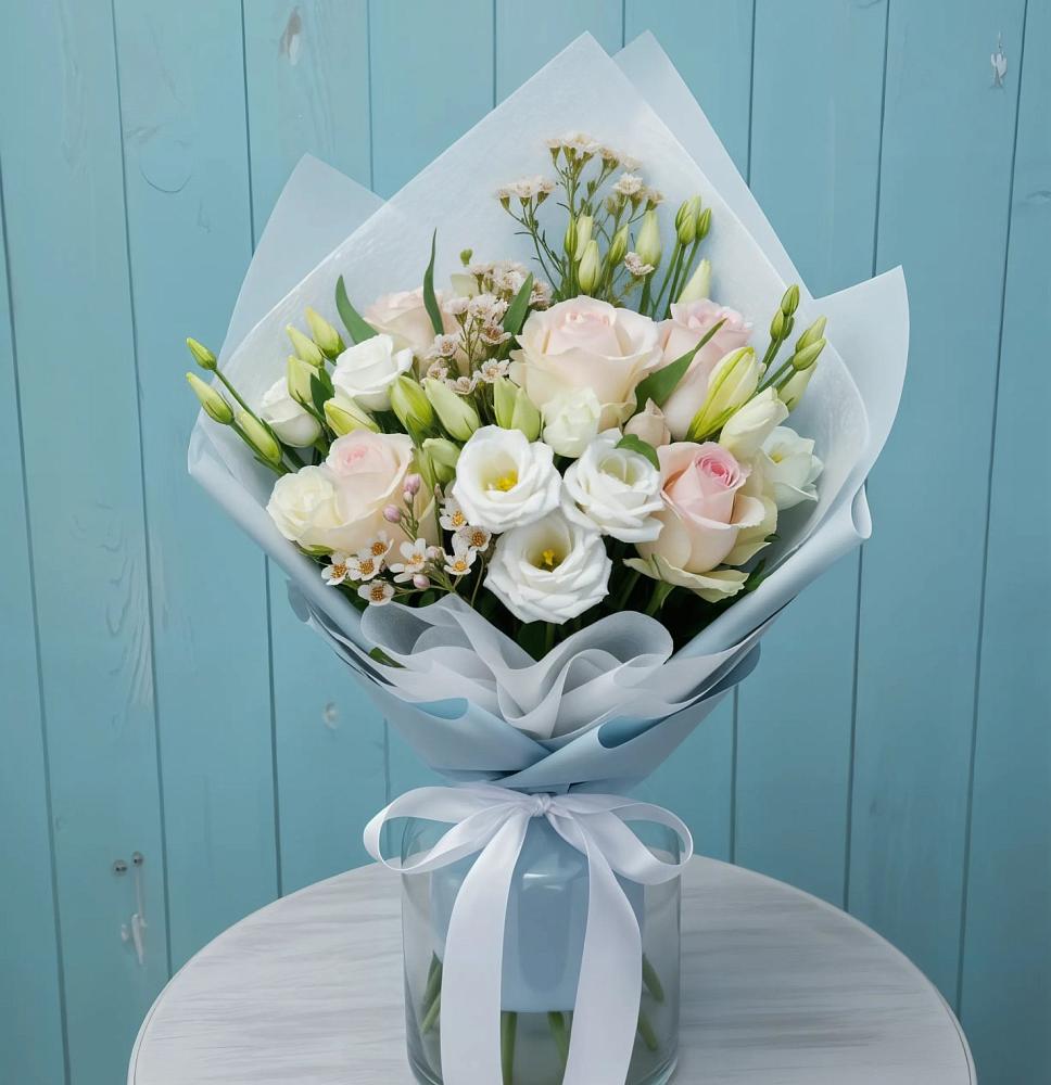 Букет цветов из: Розы и Лизиантусы в Свирске