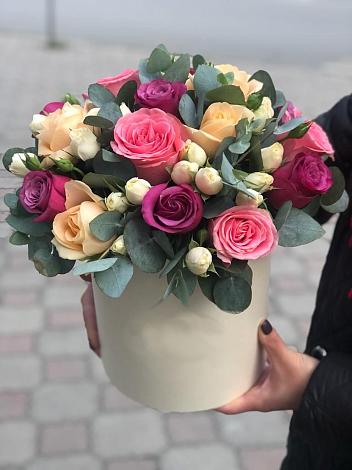 Цветочная композиция из Розы в шляпной коробке в Свирске