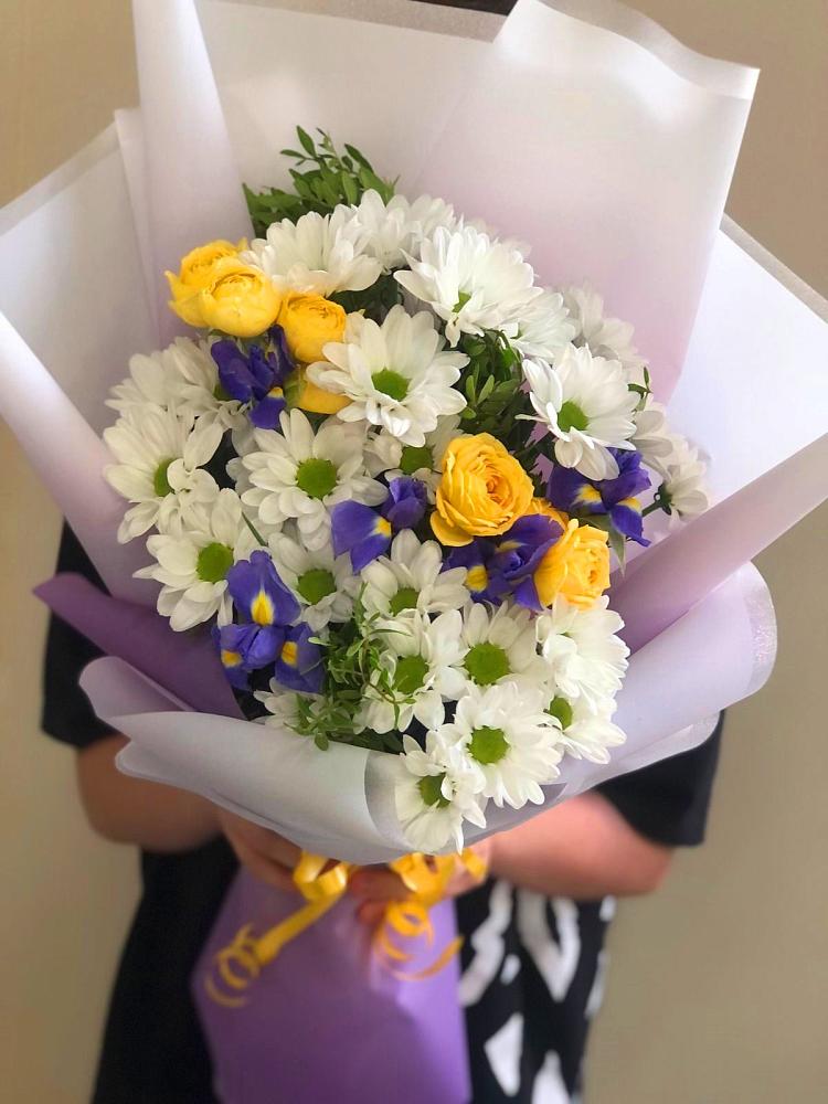 Букет цветов из: Ирисы, Хризантемы и Розы в Свирске