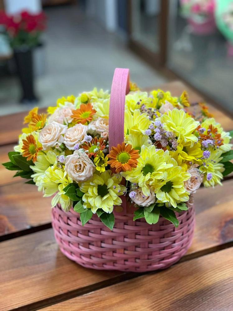 Цветочная композиция из Хризантемы и Розы в корзине в Свирске