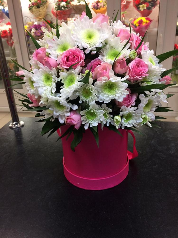 Цветочная композиция из Розы и Хризантемы в шляпной коробке в Свирске