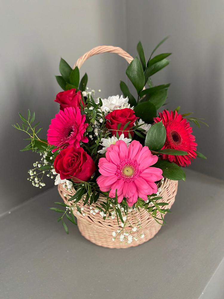Цветочная композиция из Розы, Хризантемы и Герберы в корзине в Свирске