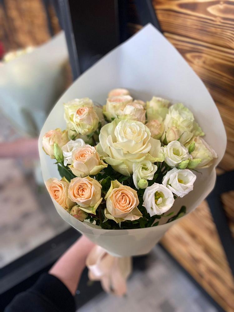 Букет цветов из: Розы и Лизиантусы в Свирске